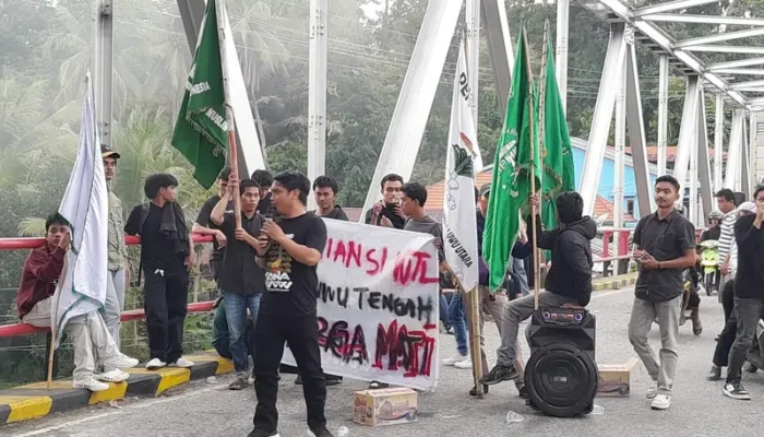 Blokade Jalan Trans Sulawesi, Mahasiswa IPMIL Raya Desak Realisasi Pembentukan Luwu Tengah