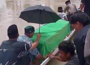 Warga Luwu Utara Antar Jenazah dengan Perahu akibat Banjir