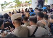 Demo PMII di Palopo Ricuh: Pagar DPRD Dirusak, Polisi Dikejar Massa